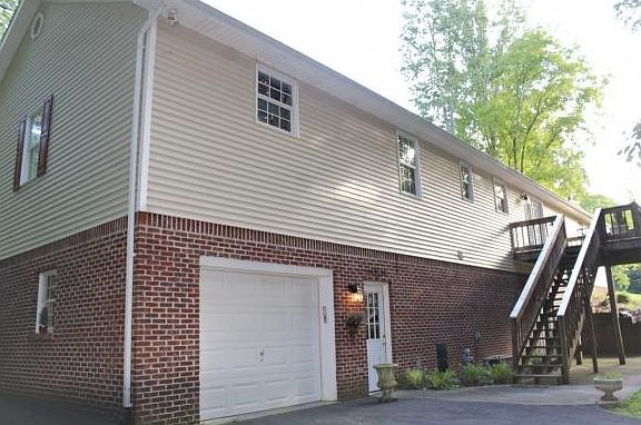 4th image of 306 Evergreen St