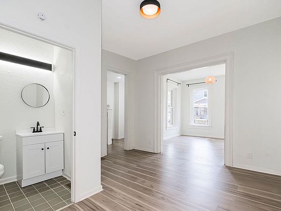 3rd image of 914 W 27th St