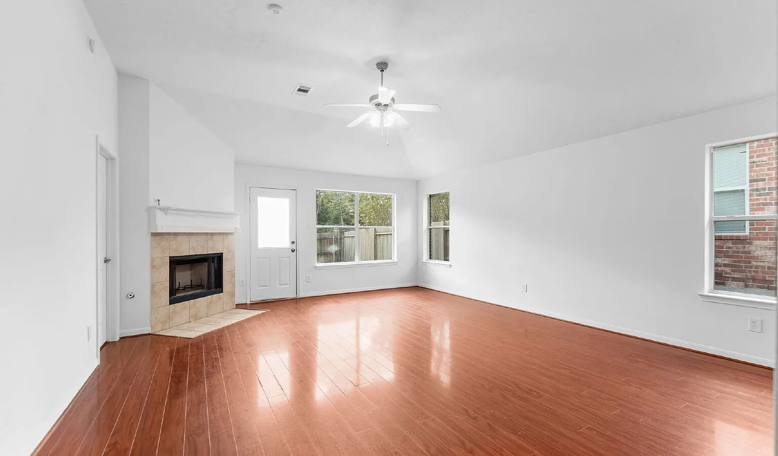 3 bed, 2.0 bath, 1609 sqft, $1,975 — Photo 4