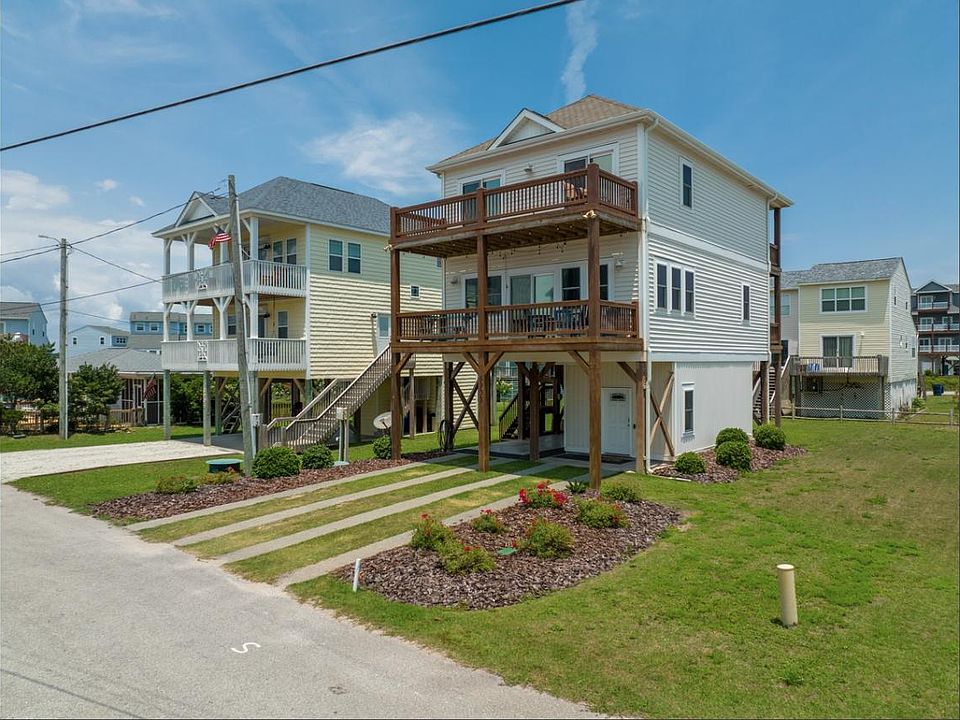 Front of home with plenty of parking
