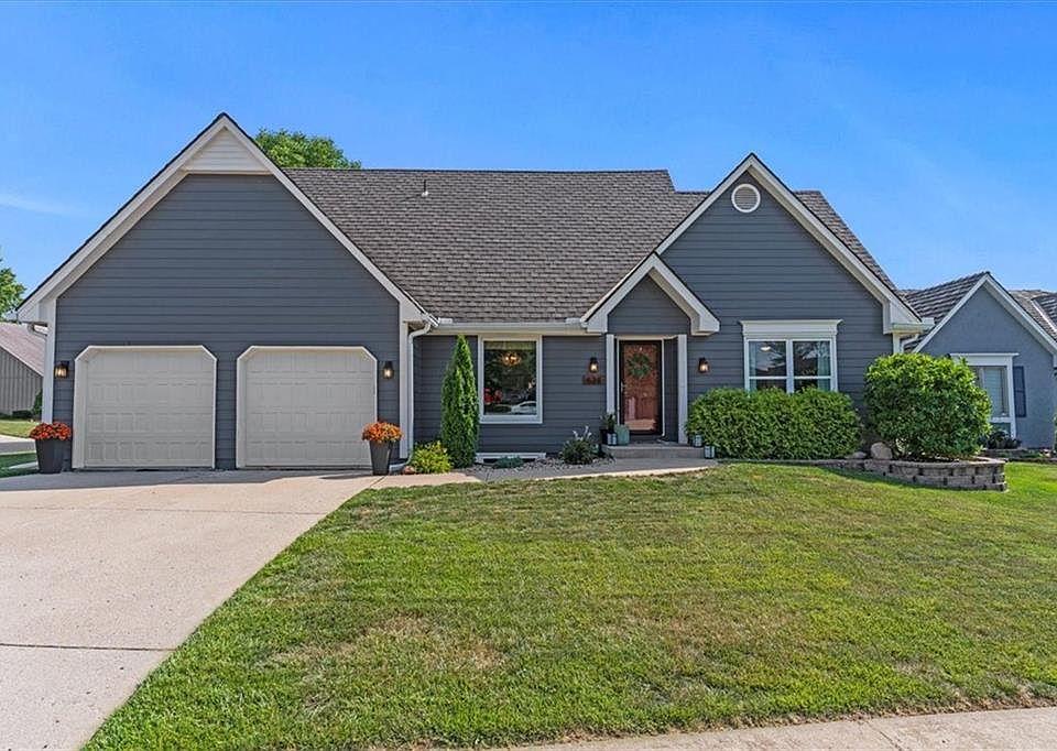 1st image of 634 NE Saint Andrews Ct