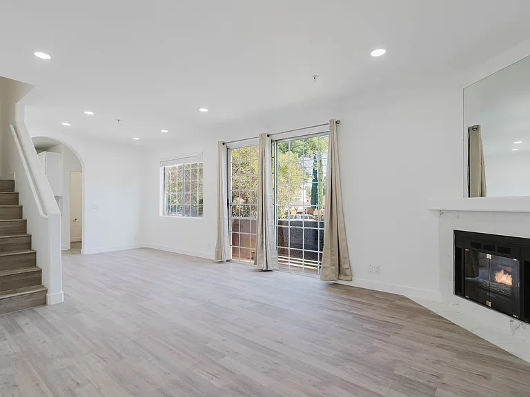 18347 Saticoy St #26 — Photo 7