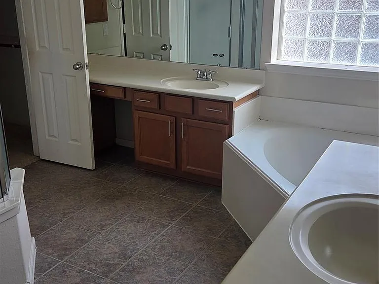 2103 Trinity Manor Ln — Photo 26