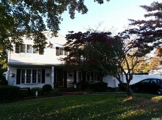 97 Bacon Ln, Bay Shore, NY 11706