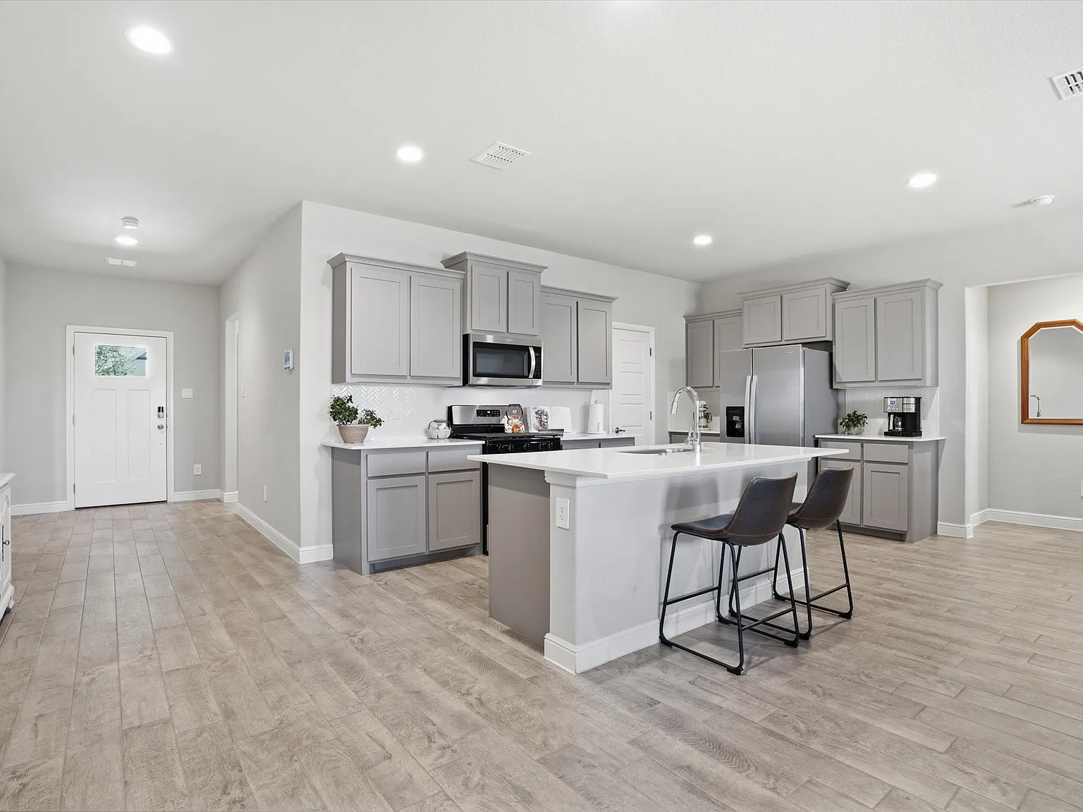 4 bed, 2135 sqft, $2,650 — Photo 3
