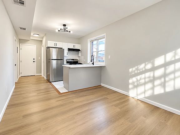 2nd image of 707 Summer Ave #1