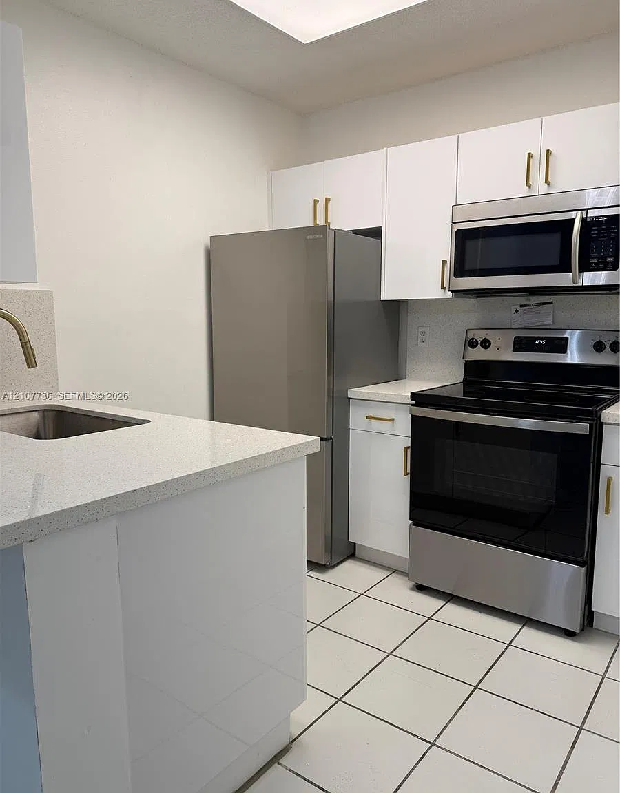 2 bed, 810 sqft, $2,200 — Photo 2