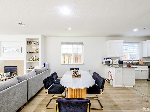 4th image of 74 Belle Harbor Cir