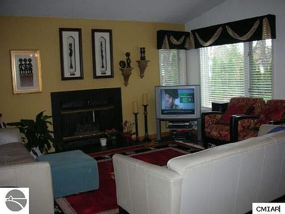 2nd image of 300 Russell St