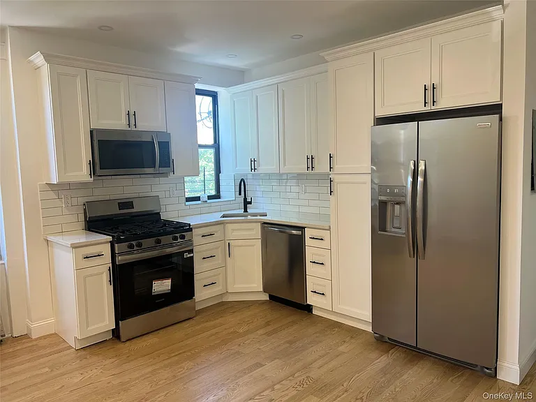 817 Onderdonk Ave #2R — Photo 7