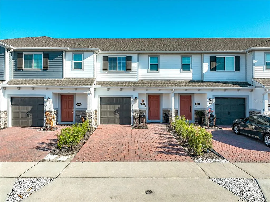 3 bed, 2.5 bath, 1484 sqft, $2,400 — Photo 2