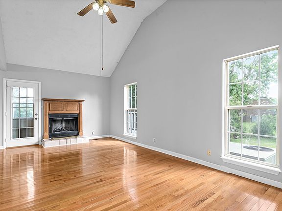 5th image of 100 Foxland Dr