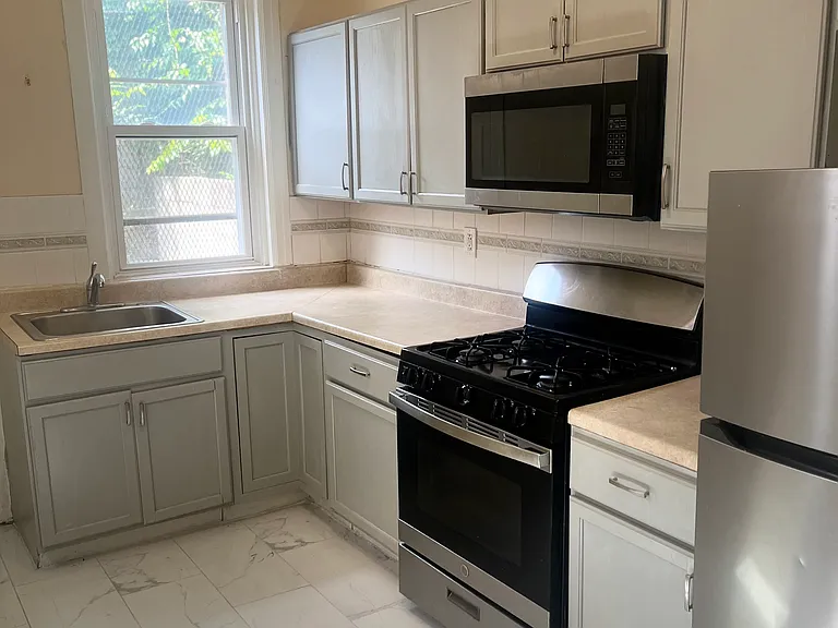 634 W Indiana Ave — Photo 5