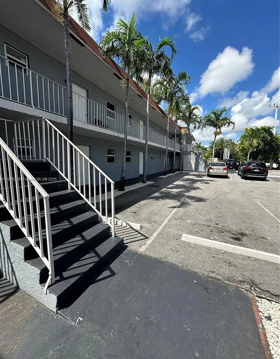 Deerfield Beach Manor — Photo 2