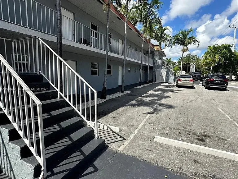 Deerfield Beach Manor — Photo 1