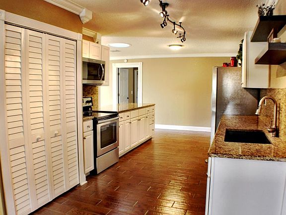 4th image of 680 Oak Park Cir