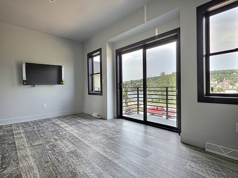 401 Memorial Rd #4 — Photo 2