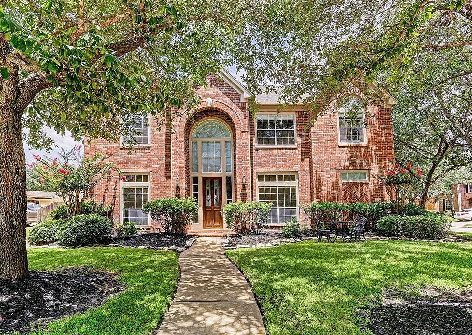 Location Location Location! This home is CLOSE to everything!! Easy commute to Houston Energy Corridor, nearby by shopping and parks! Close to AMAZING schools!