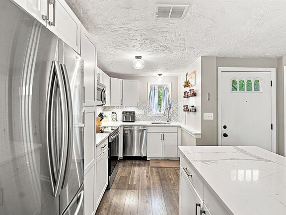 3rd image of 194 Washington St APT B