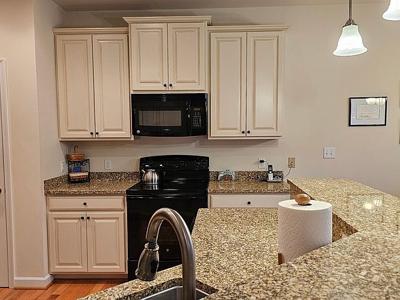 4th image of 195 Fountain Ln