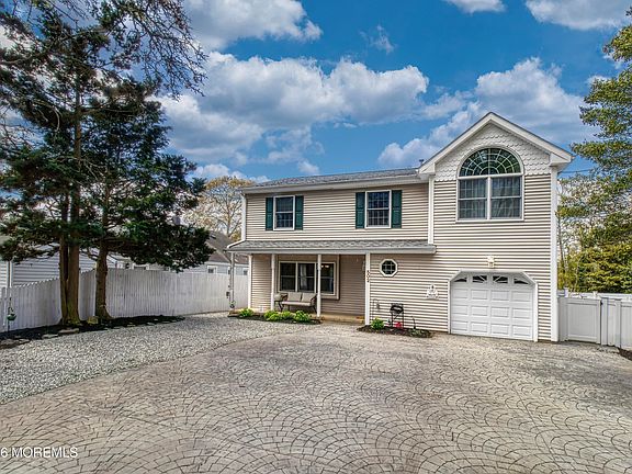 3rd image of 502 Yew Drive