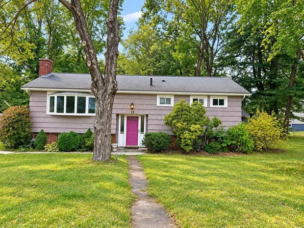 13 Lee Cir, Hudson, MA 01749