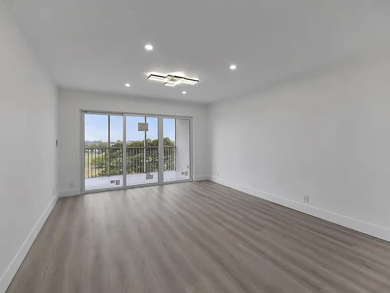 3050 N Palm Aire Dr #704 — Photo 21