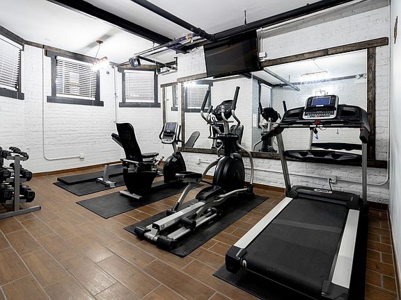 3rd image of 1062 W Glenlake Ave #1