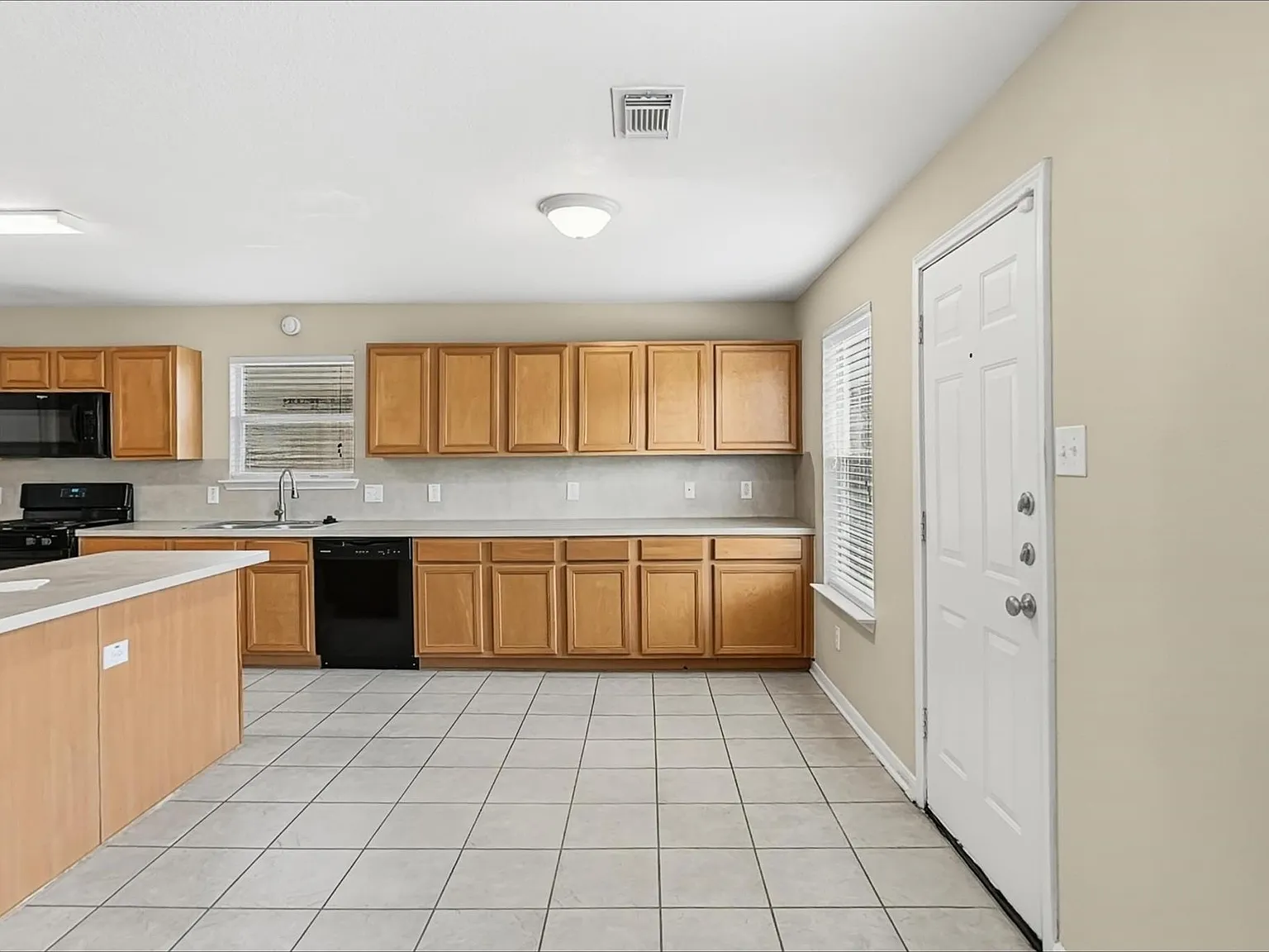 3 bed, 2.5 bath, 2244 sqft, $2,230 — Photo 4