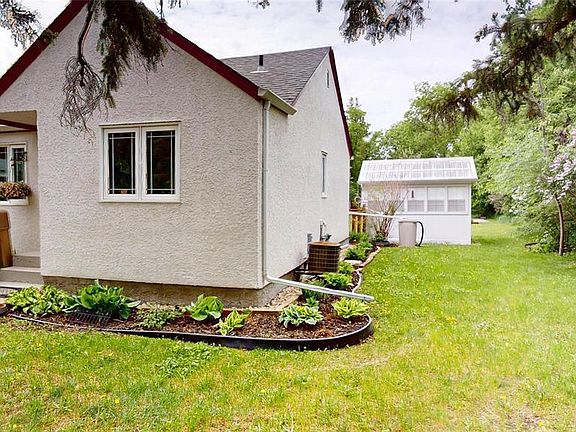 4th image of 136 Reid Ave