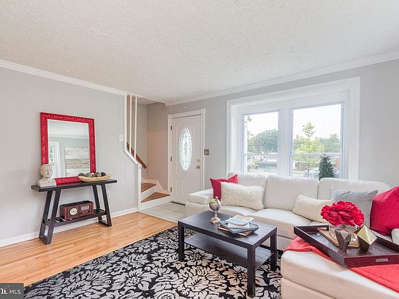 4th image of 306 Colby Cir