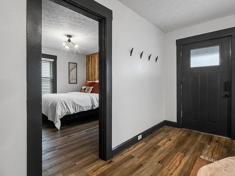 605 E Elm St — Photo 8