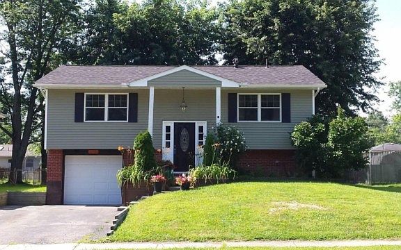 3rd image of 6623 Carriage Ln