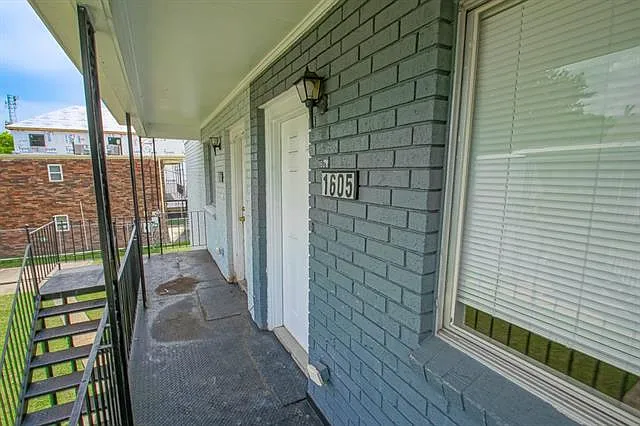 2 bed, 1.0 bath, 725 sqft, $1,200 — Photo 2