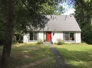 30 The Holw, Amherst, MA 01002