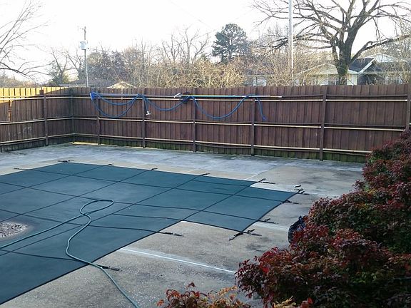 20 x 40 in groud pool, owner opens and closes pool