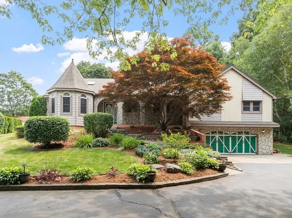 1381 Hildreth St, Dracut, MA 01826