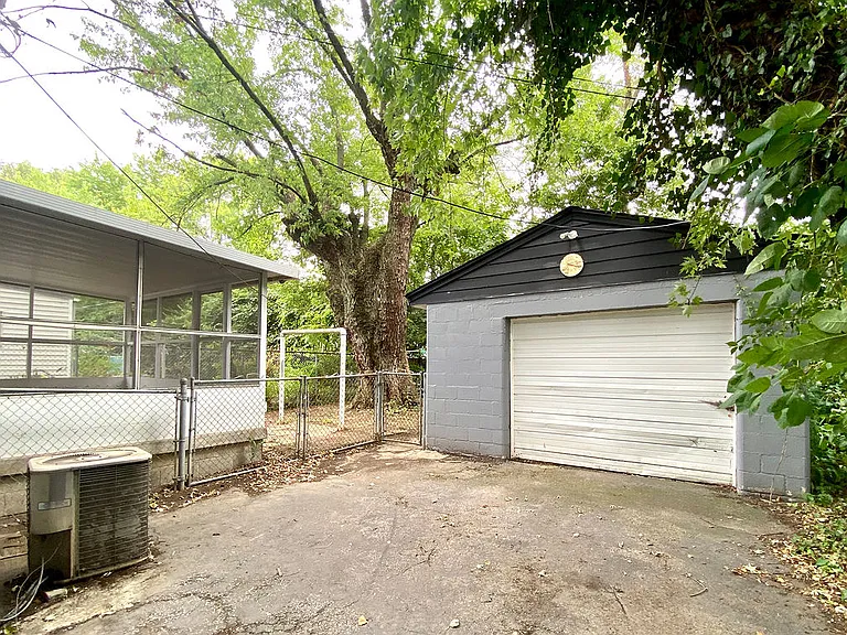 1921 Gault St — Photo 16
