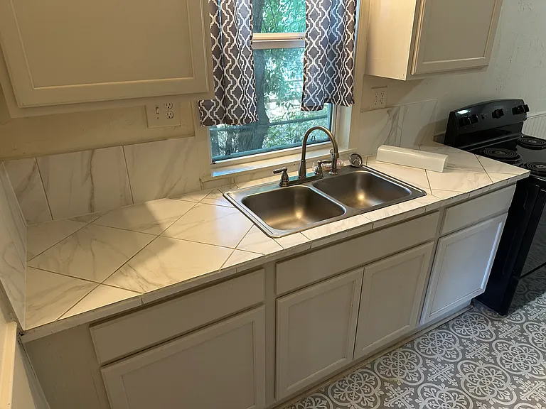 404 E Oak St — Photo 31