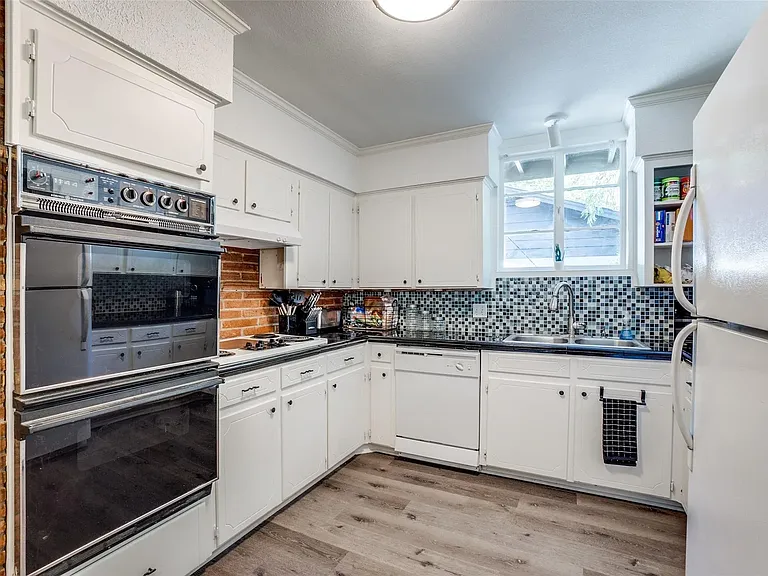 10208 Lake Gardens Dr — Photo 19