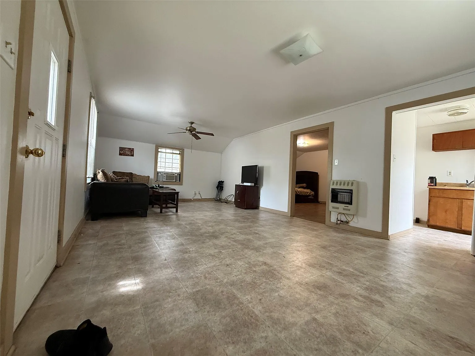 1 bed, 1.0 bath, 2502 sqft, $1,000 — Photo 2