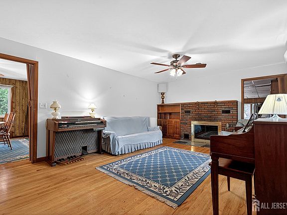 3rd image of 21 Pine St