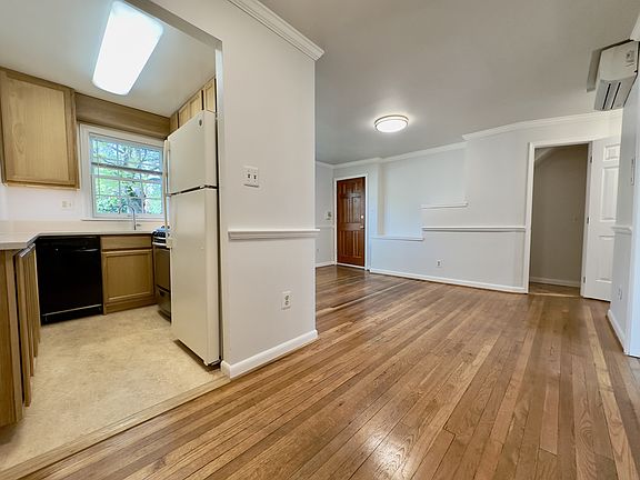 5th image of 910 Jefferson St APT 2