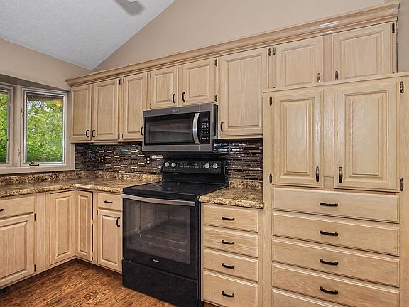 3rd image of 604 Southwoods Dr