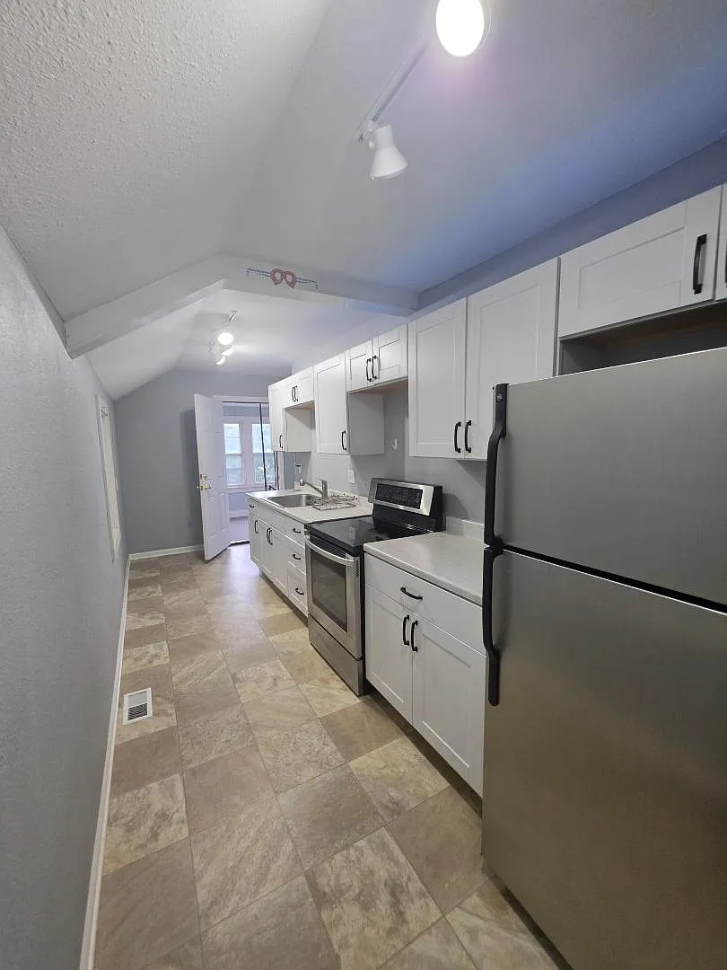 817 Chicago Ave - Upper — Photo 2