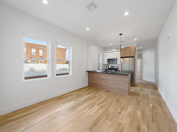 4th image of 114 Center St #114