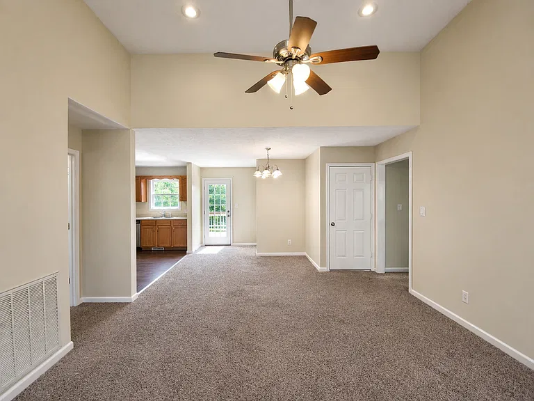 994 Bobcat Dr — Photo 4