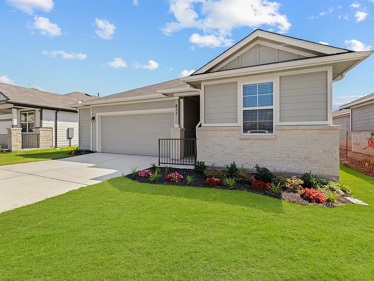 411 Town Lake Bnd — Photo 2