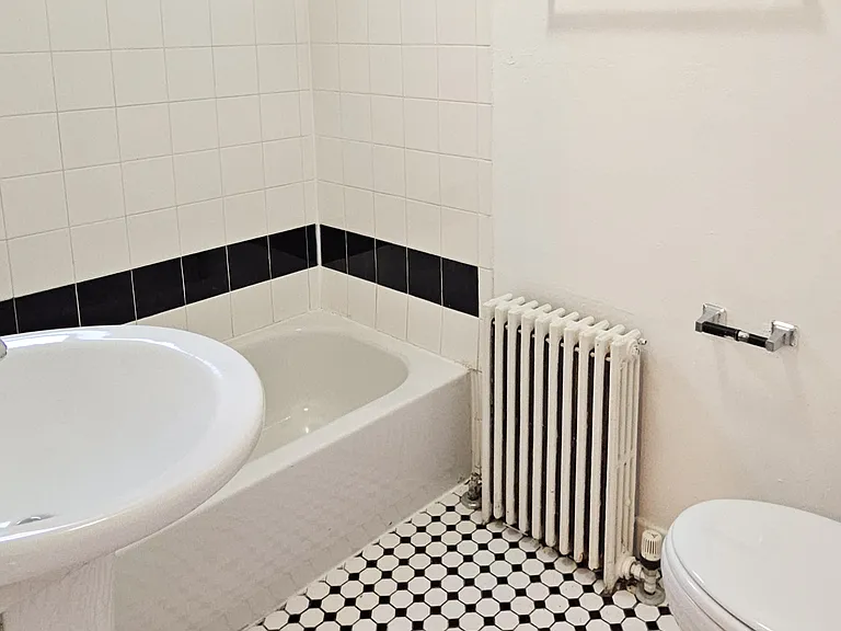 Unit B - Bathroom