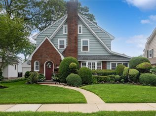 36 Wachusetts St, Rockville Centre, NY 11570